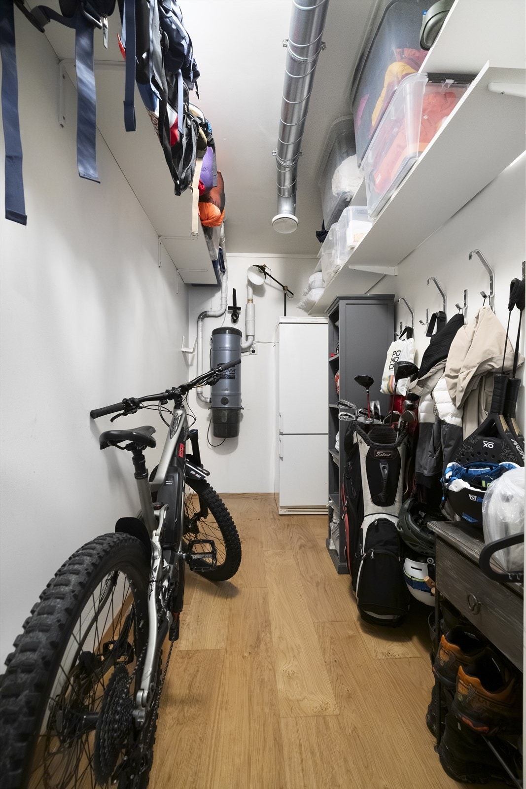 Leiligheita disponerer to boder - denne ligg på samme plan som leiligheita og har adkomst frå felles trappegang Galleribilde