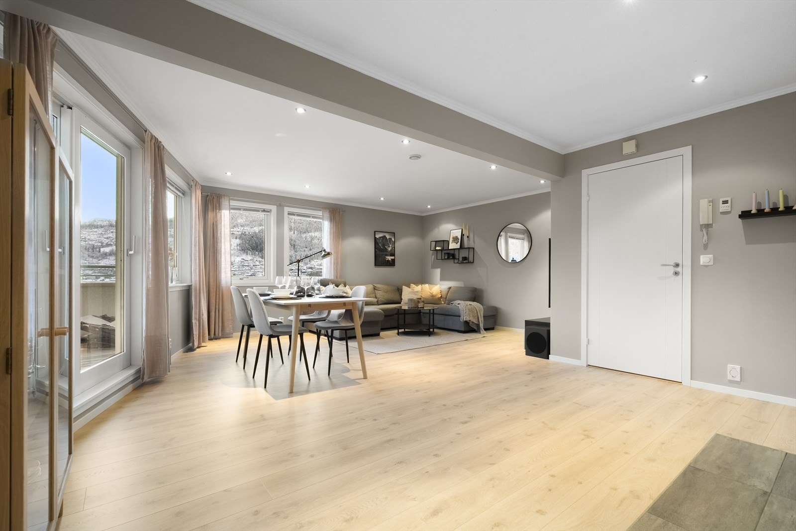 Stova er av god størrelse med plass til fleire sittegrupper Galleribilde