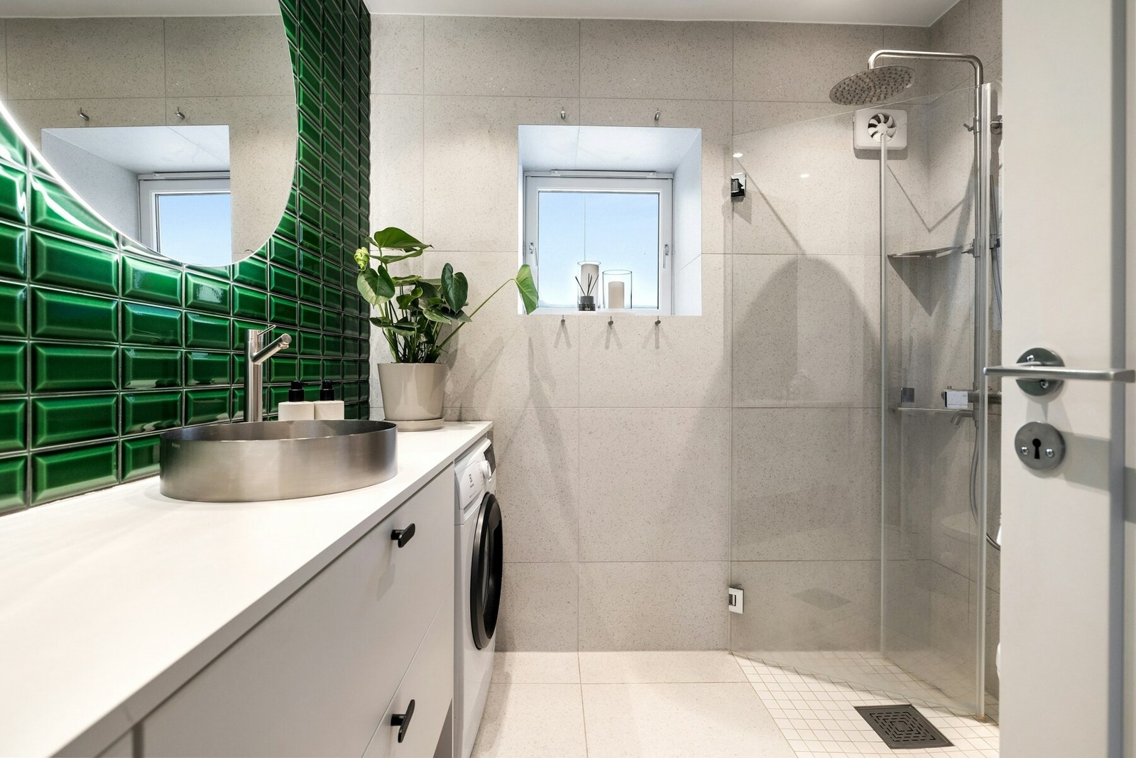 Av våtrom har leiligheten et delikat bad som ble pusset opp i 2022 Galleribilde