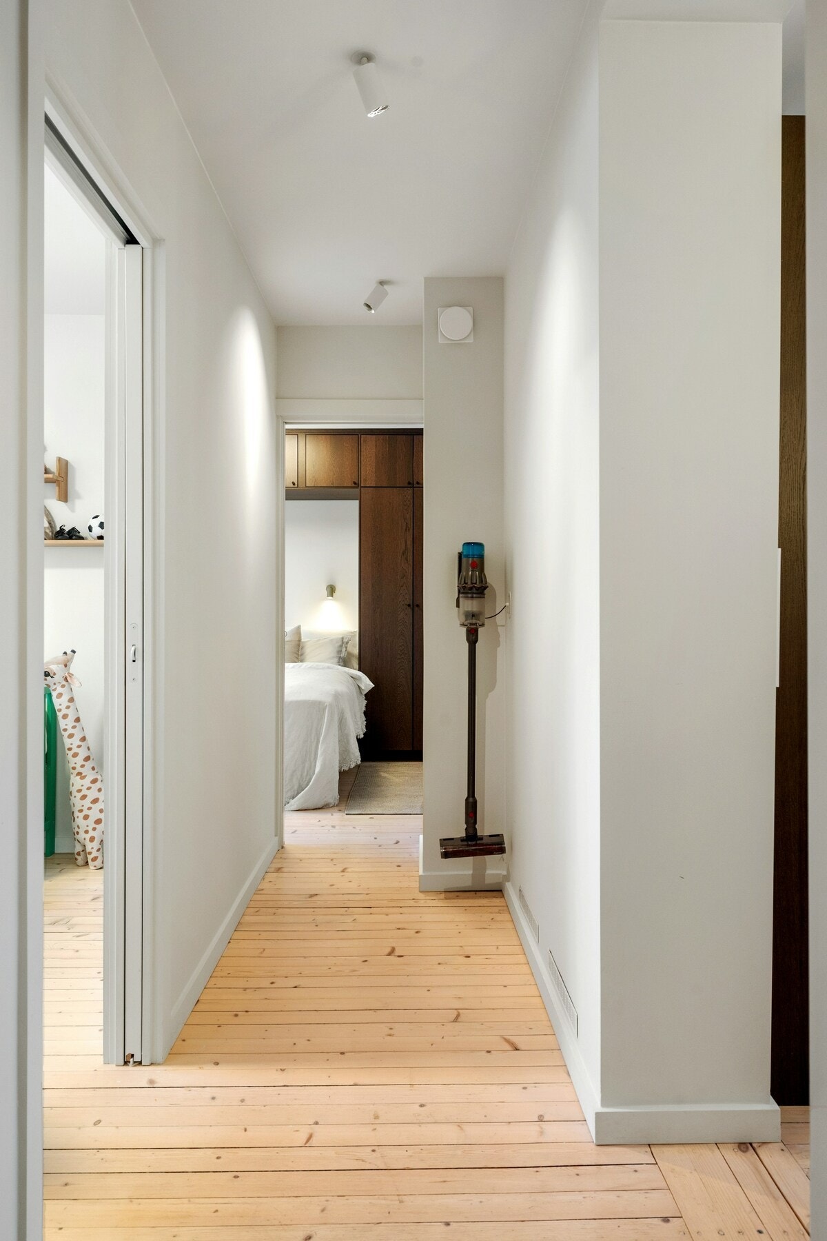 Fra gangen er det adkomst til soverom og stue/kjøkken Galleribilde