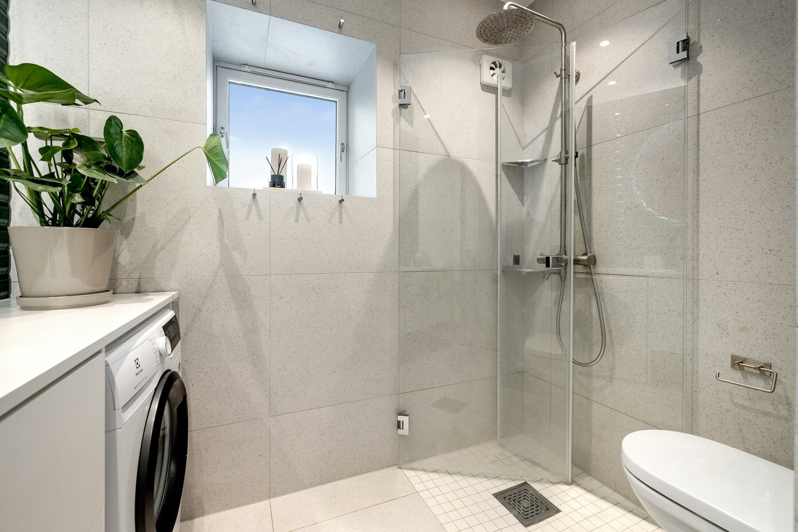 Videre har badet opplegg for vaskemaskin som medfølger i handelen Galleribilde