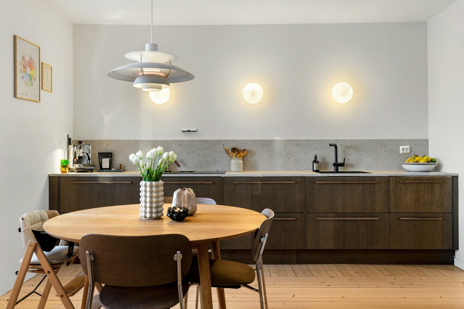 Innredningen har moderne fronter og laminat benkeplate Galleribilde