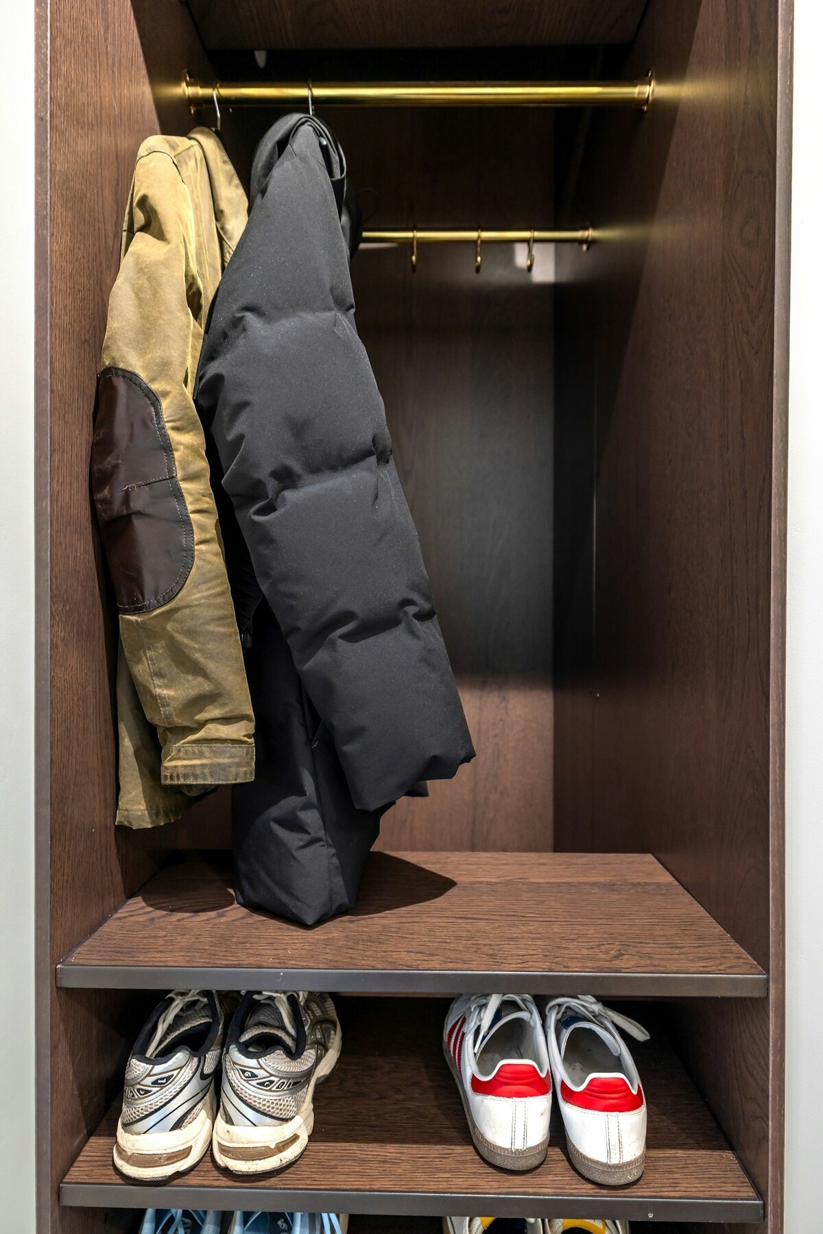 Entréen har oppbevaringsplass i innebygd skap, her kan sko og yttertøy ryddes pent bort Galleribilde