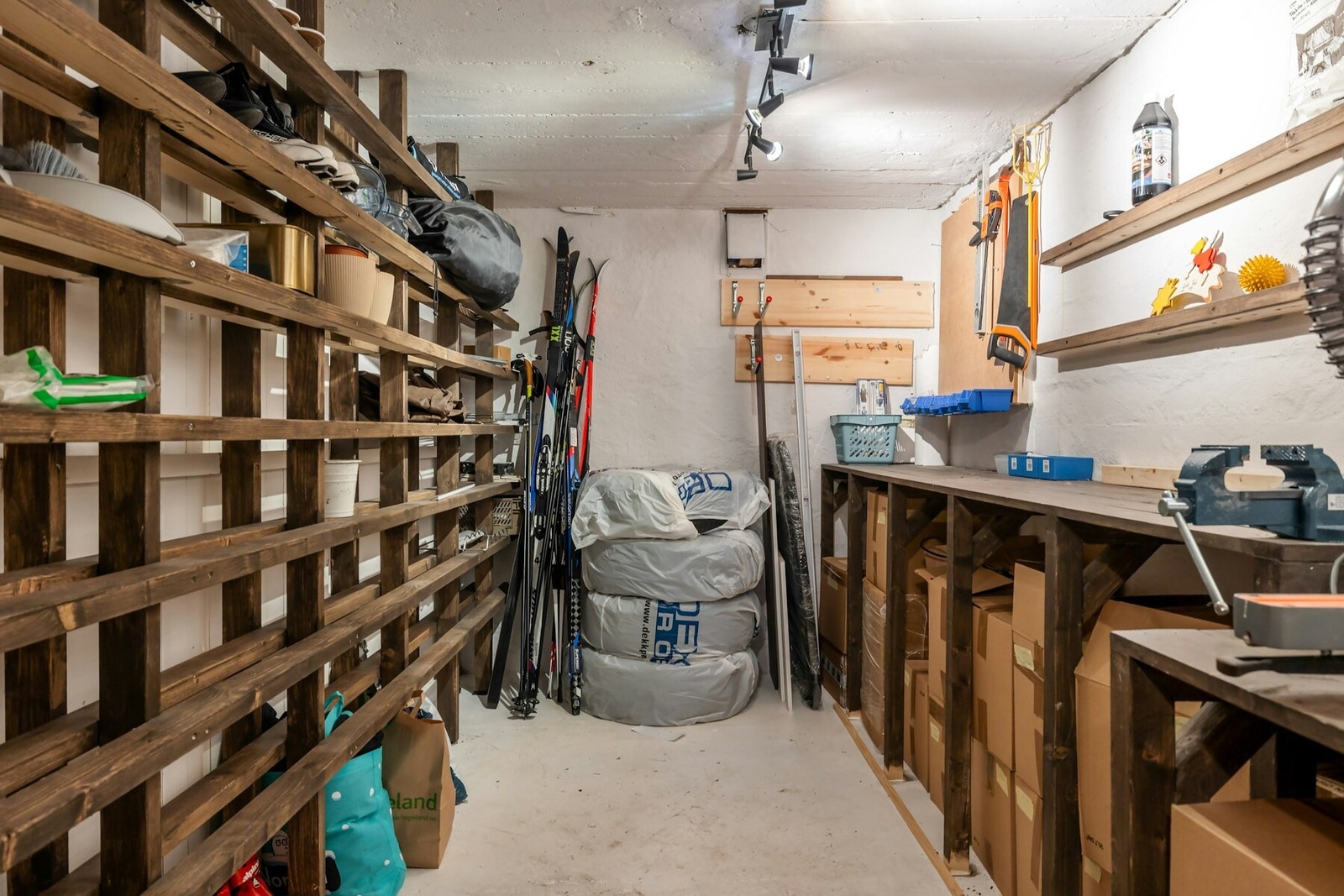 Leiligheten disponerer en kjellerbod på ca. 7 kvm med hylleløsning på en side og arbeidsbord på motstående vegg Galleribilde