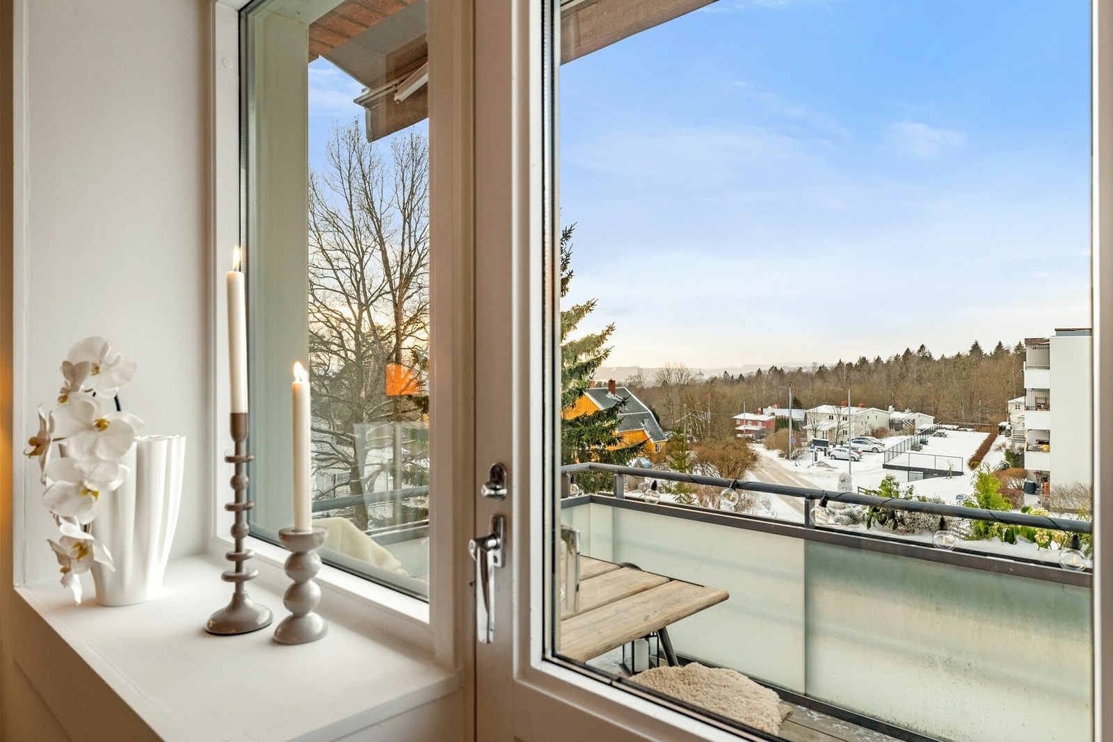 Vinduene er i trerammer med 2-lags glass Galleribilde