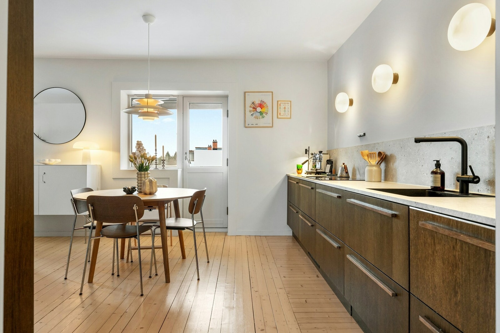 Integrerte hvitevarer består av komfyr, kjøl/frys og platetopp fra 2022 Galleribilde