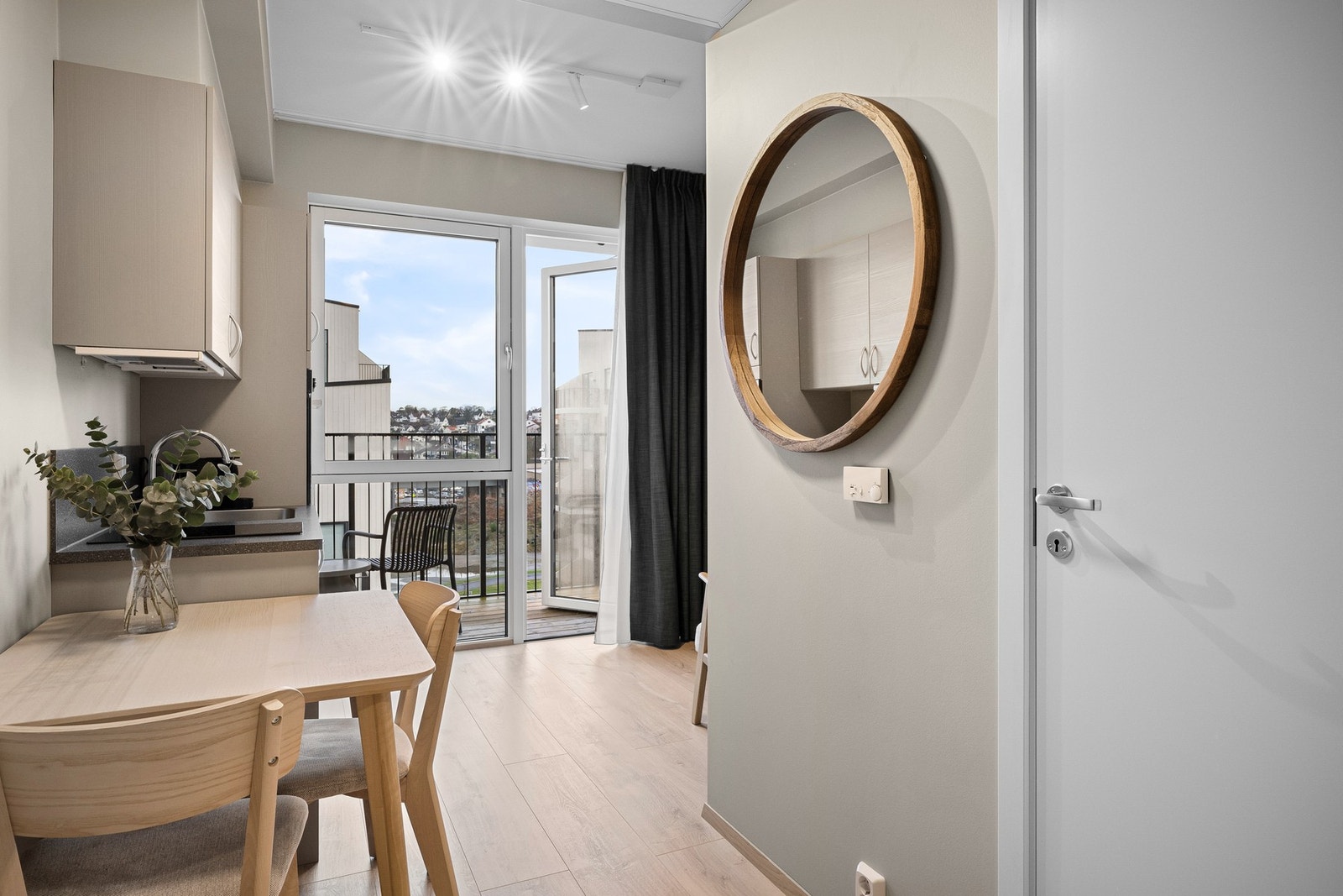 Gjestehybel ligger i 5.etasje og inneholder gang, hybelkjøkken, spiseplass, seng, bad og utgang til balkong Galleribilde