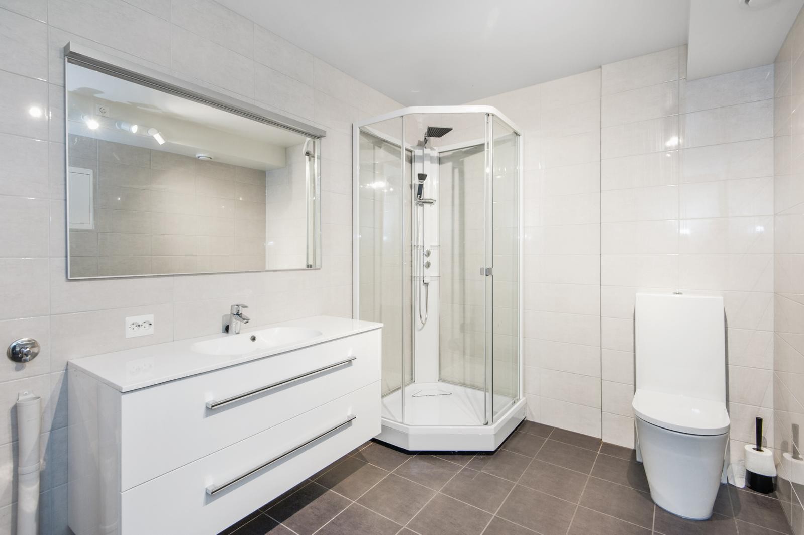 Flisbelagt bad med varmekabler. Stor baderomsmøbel med god oppbervaringsplass. Galleribilde