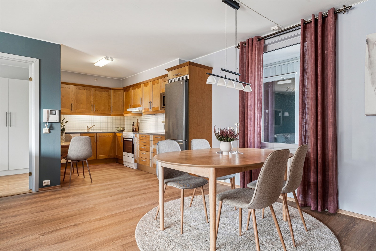 Sigdal kjøkkeninnredning. Benkeplate av laminat, nedfelt oppvaskkum, integrert mikrobølgeovn og plass til frittstående komfyr, oppvaskmaskin og kjøl/frys. Galleribilde