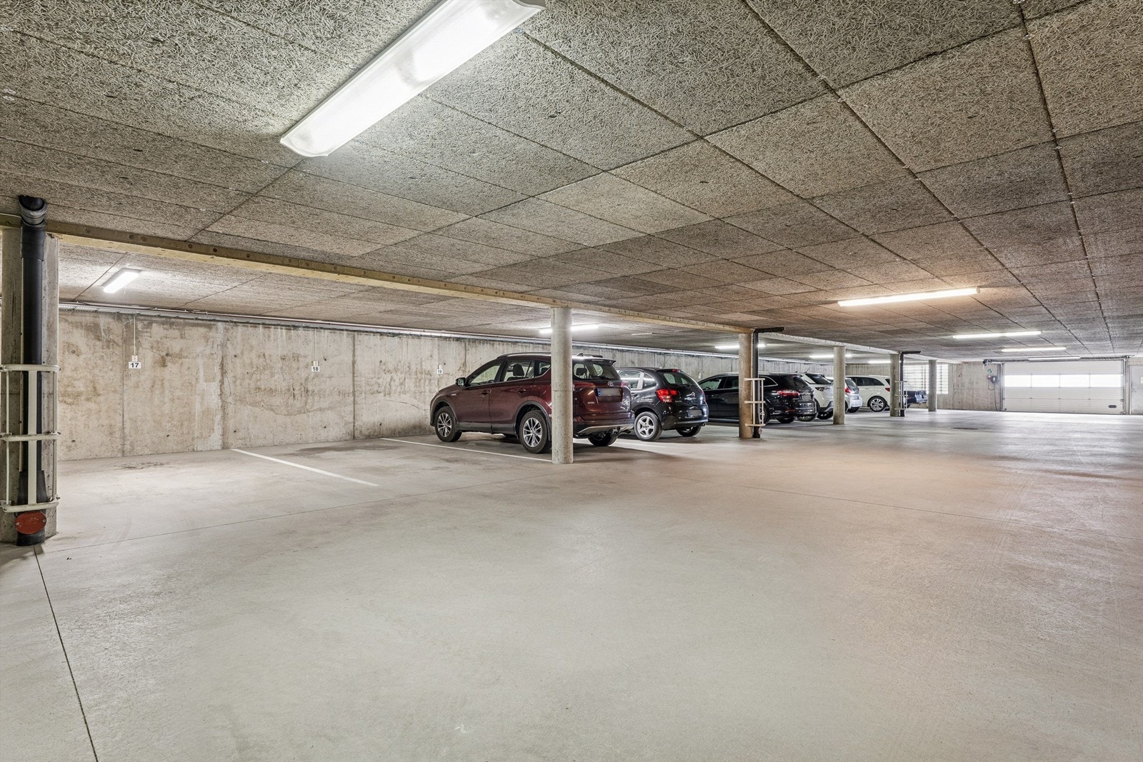 Garasjeplass i felles kjelleranlegg medfølger. Galleribilde