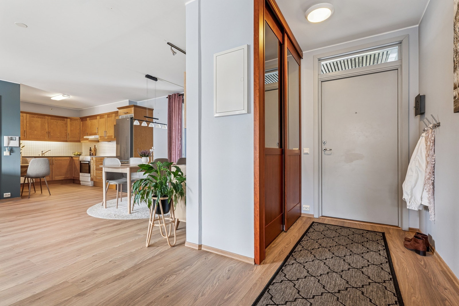 Entré med skyvedørsgarderobe. Galleribilde