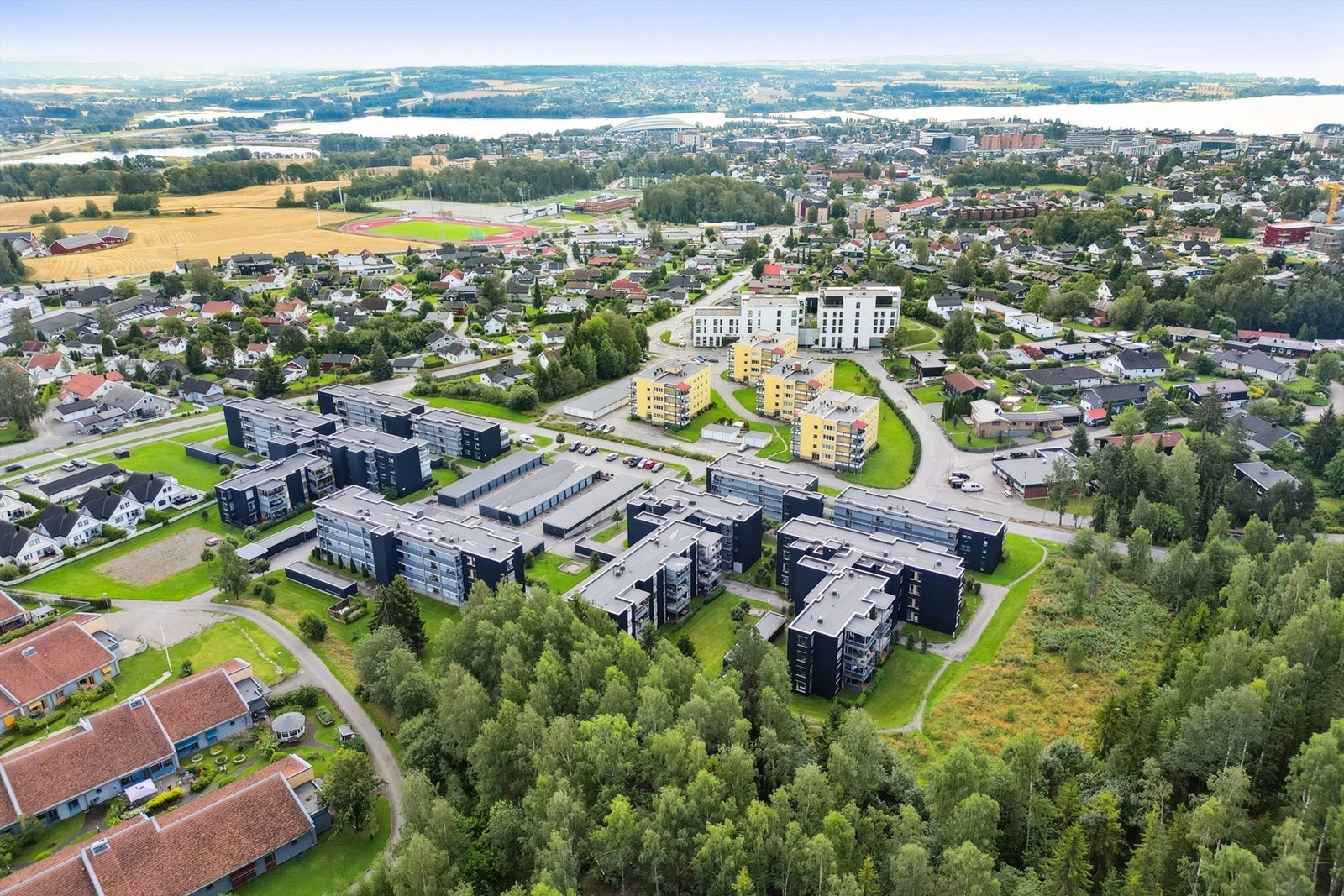 Praktisk med stor nærbutikk (KIWI) i det hvite bygget midt i bildet. Holdeplass for bybussen er rett ved. Galleribilde