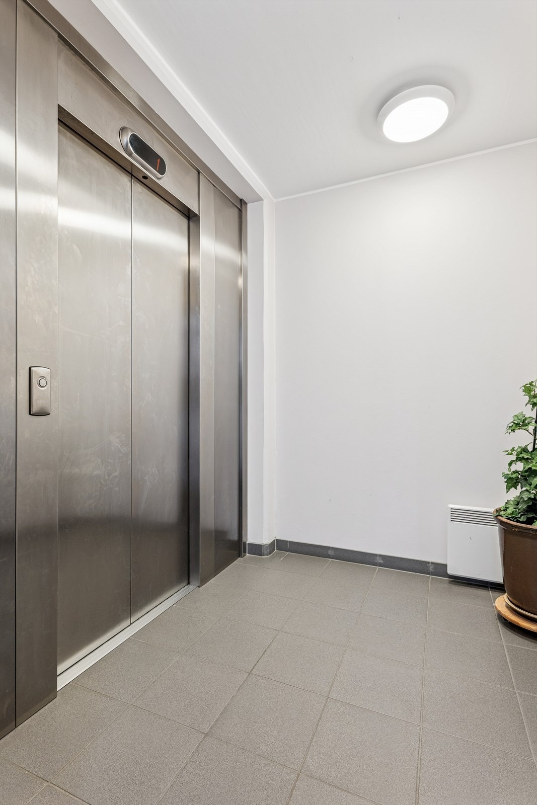 Praktisk adkomst til leiligheten via heis. Galleribilde