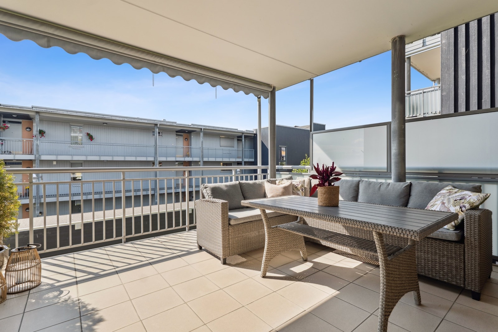 Stor og solrik balkong på 15 kvm. Galleribilde