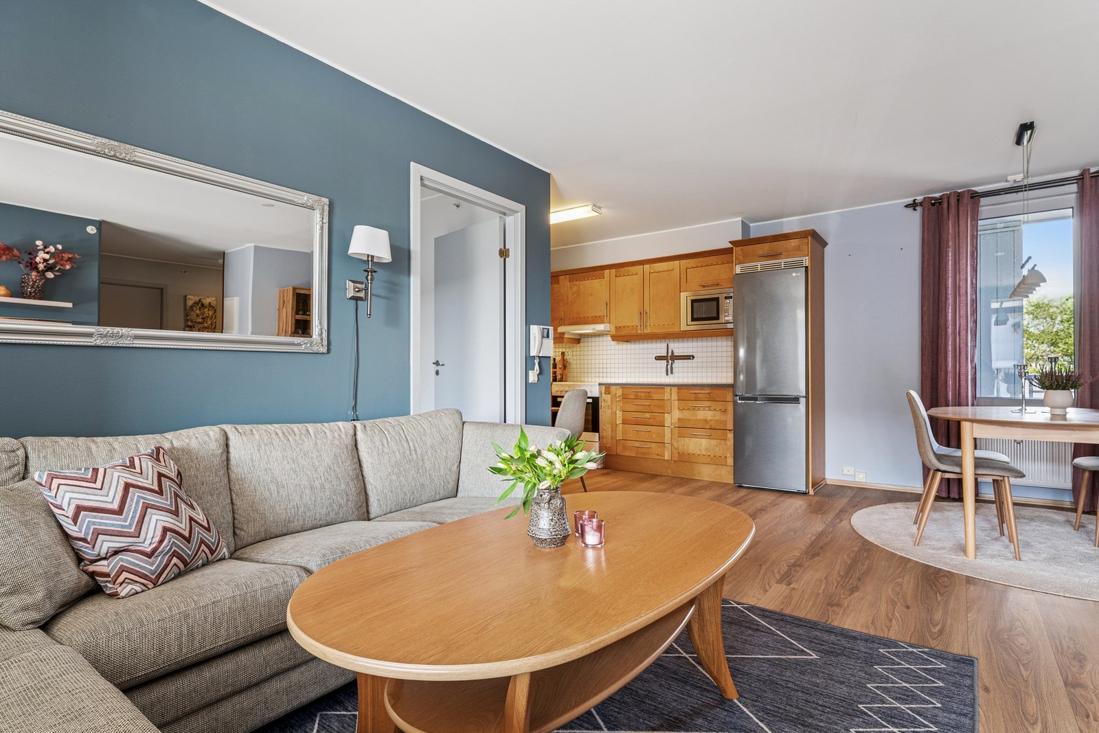 Åpen løsning fra stuen og inn mot kjøkkenet. Galleribilde