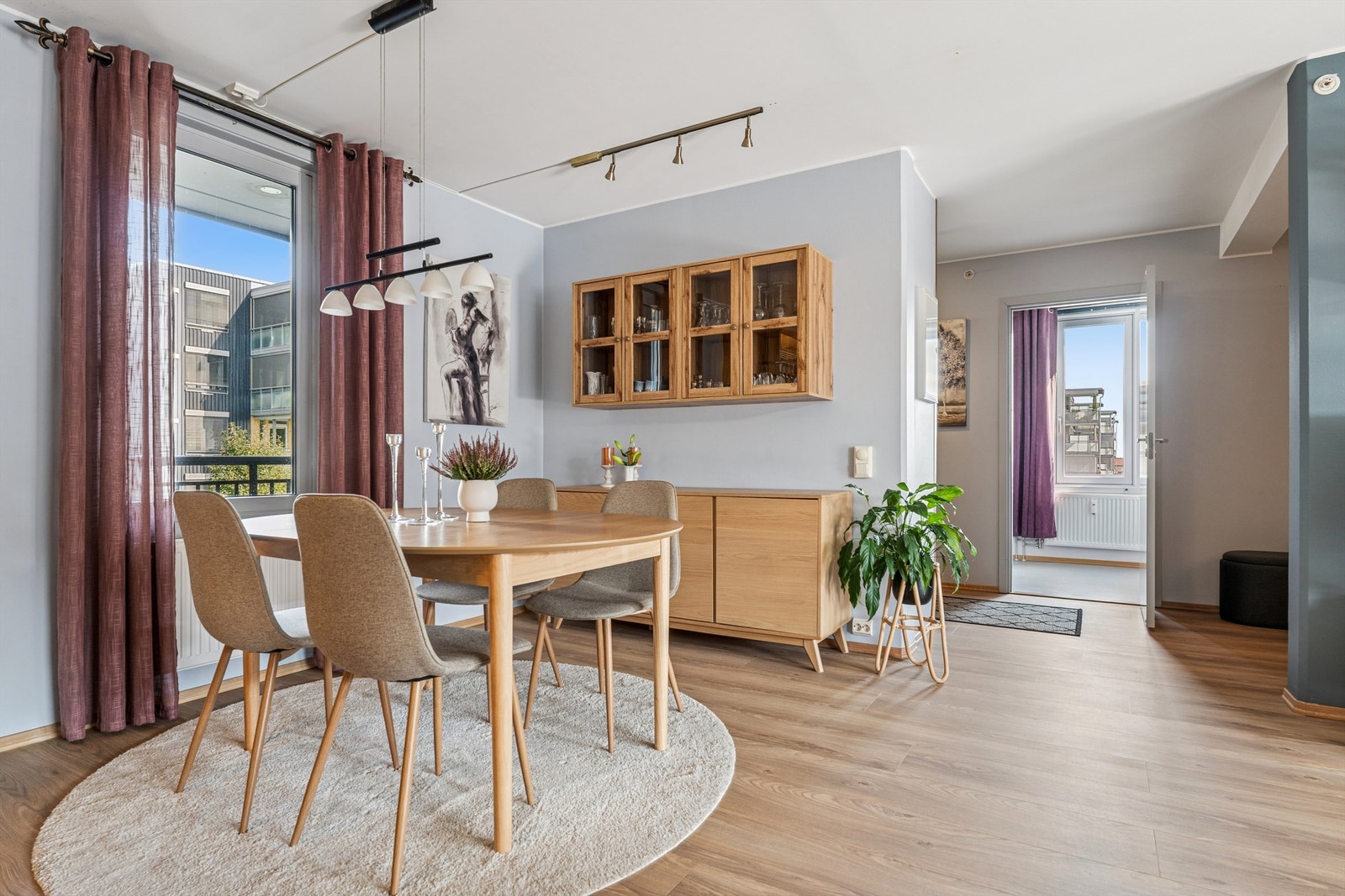 Stue med god plass til både spisestue og sofagruppe. Galleribilde