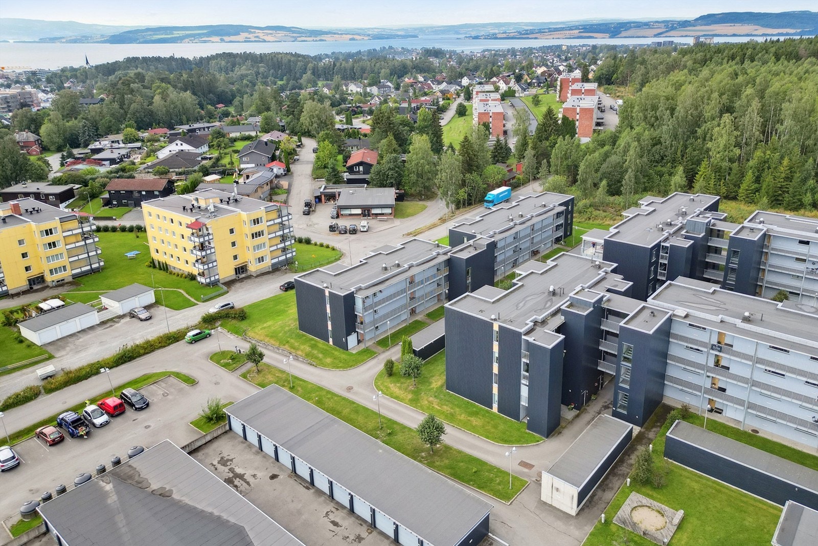 Kort gangavstand ned til Hamar sentrum og parkanlegget Ankerskogen. Galleribilde