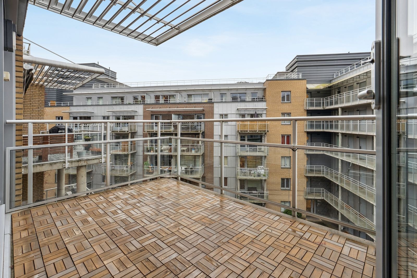 Solrik balkong på 9 kvm – perfekt for morgenkaffen eller sommerens sene kvelder. Galleribilde