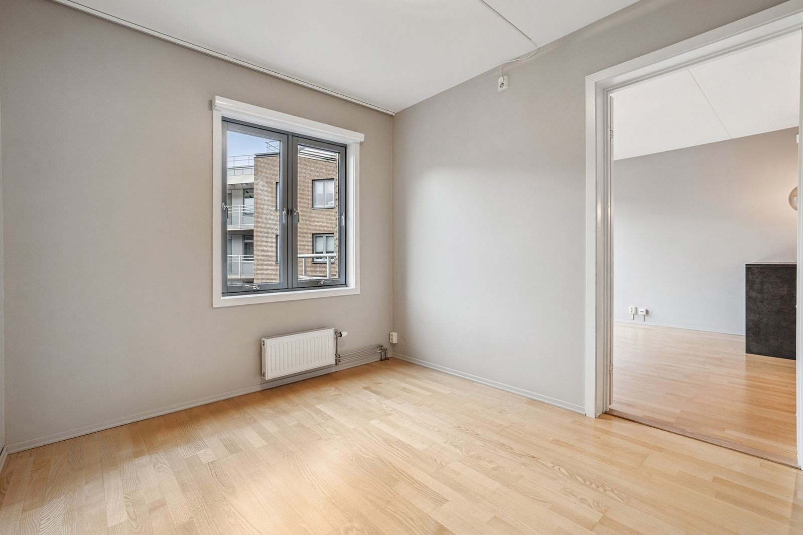 Romslig hovedsoverom med store vinduer og hyggelig atmosfære. Galleribilde