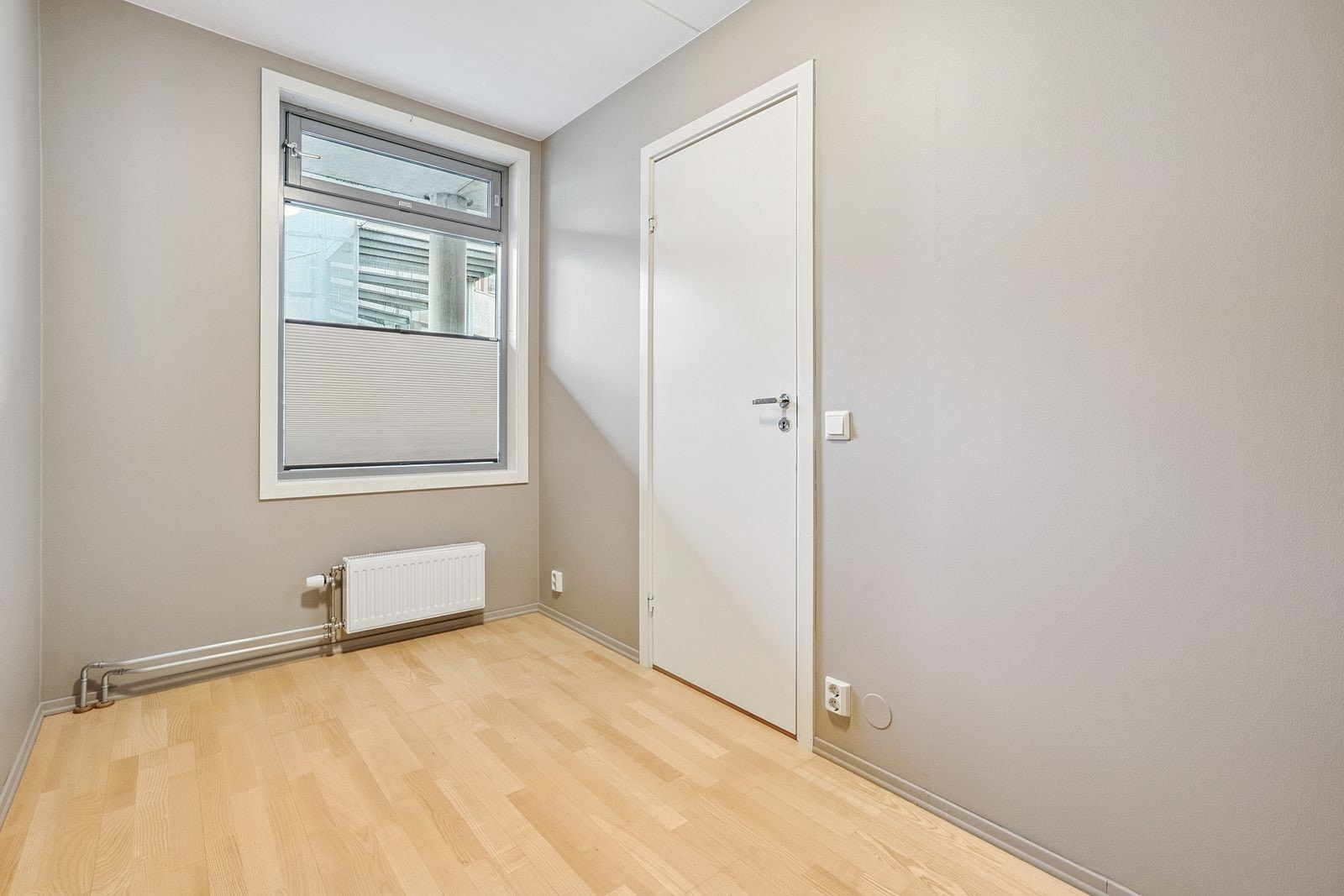 Rolig og lyst soverom med god plass til seng og oppbevaring. Galleribilde