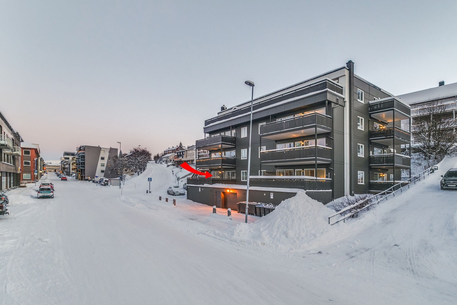 Bygningen har en sentral beliggenhet med gangavstand til de fleste sentrumsfasiliteter. Galleribilde