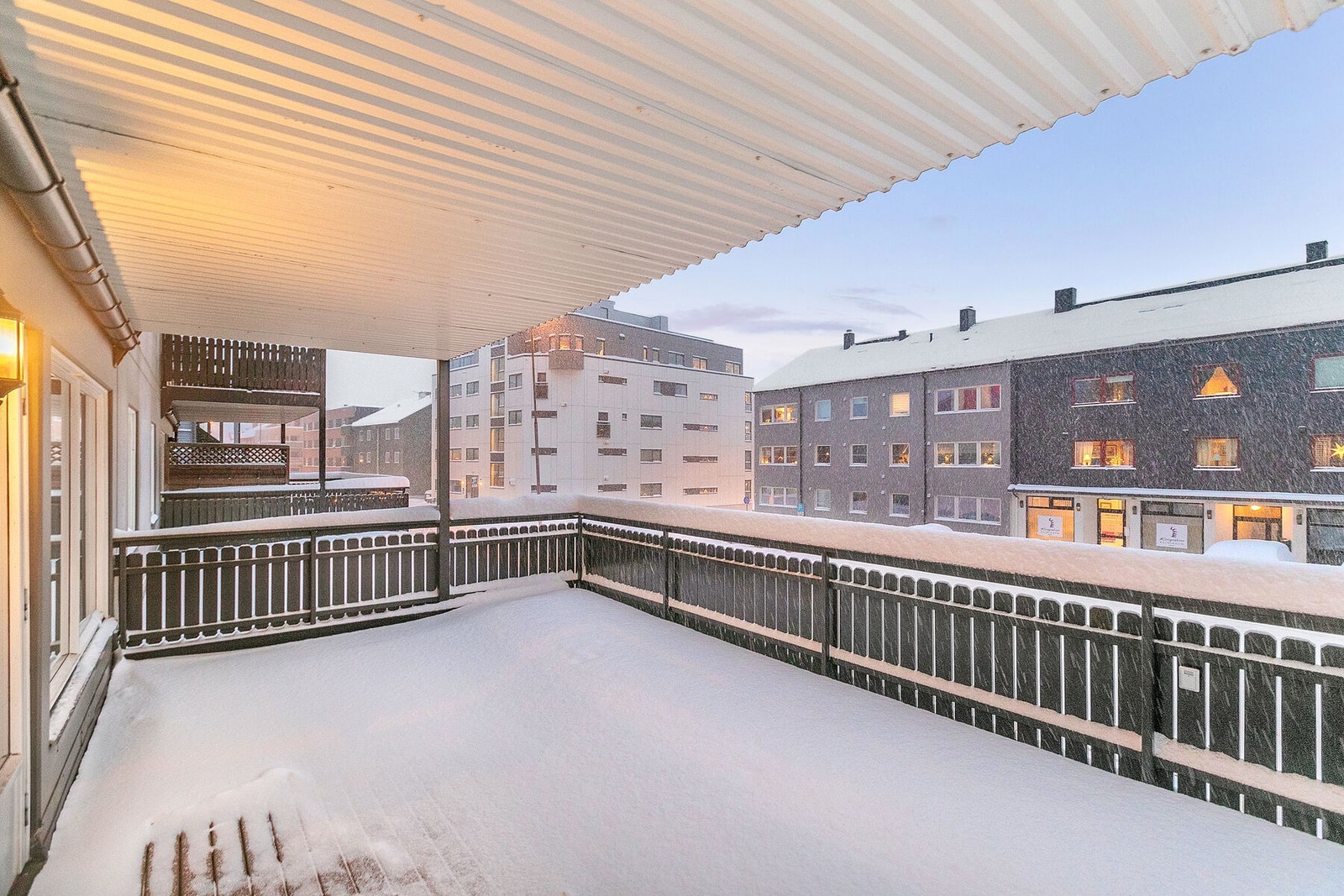 Utgang fra stue til en stor, delvis overbygd terrasse Galleribilde