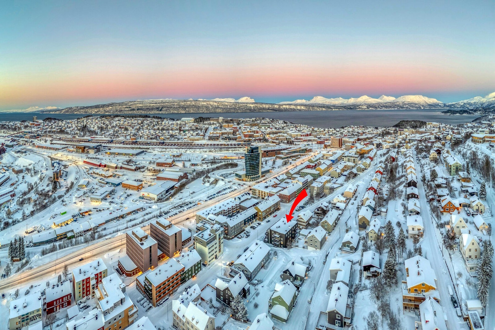 Sentral beliggenhet med gangavstand til butikker, parkområder, serveringsteder, kjøpesenter mm. Galleribilde