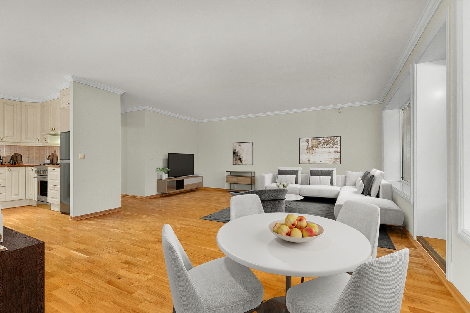 Lys og romslig stue ( digitalt møblert) Galleribilde