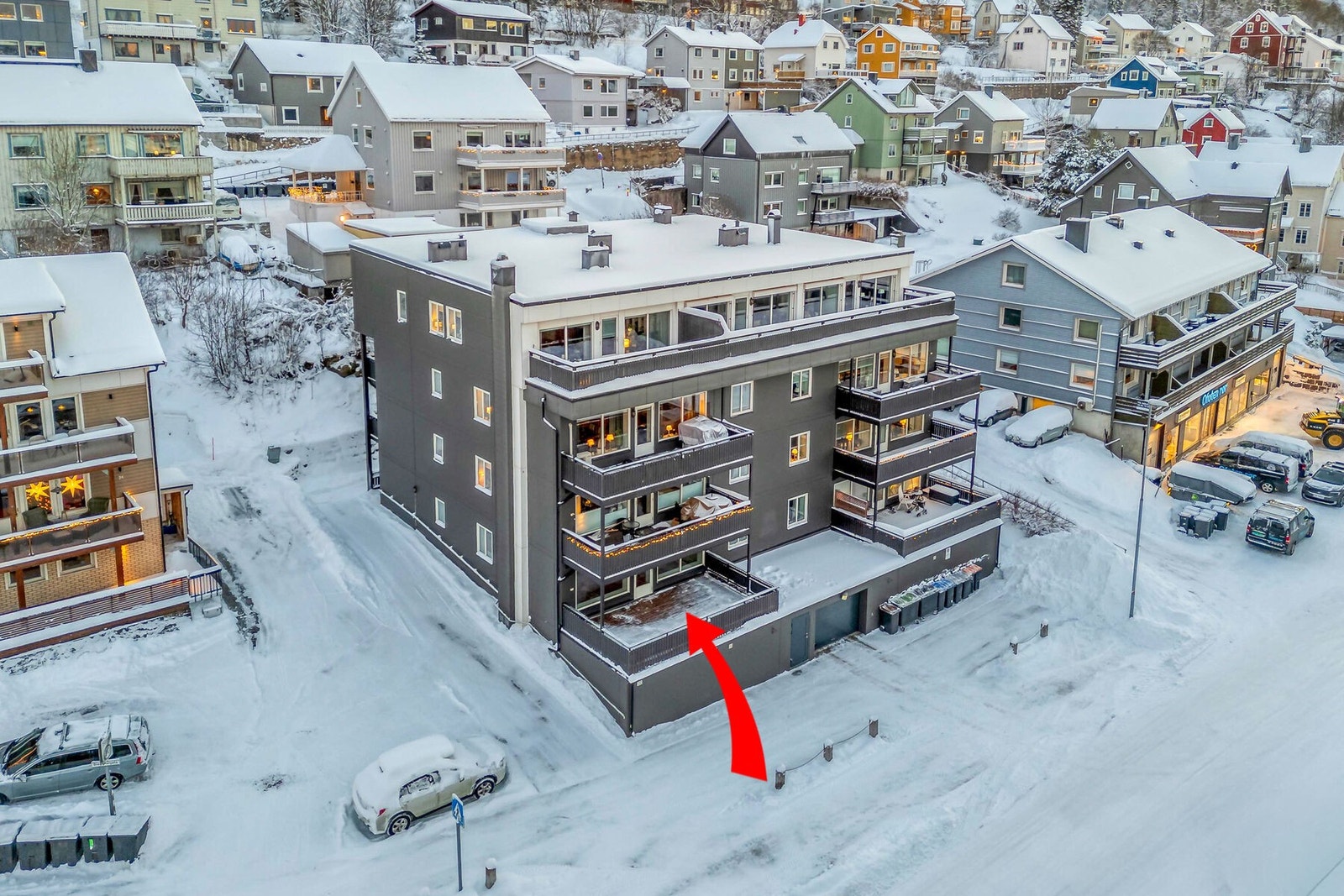 Adkomst på baksiden av bygningen, samt ved siden av innkjørings porten til garasjen. Galleribilde