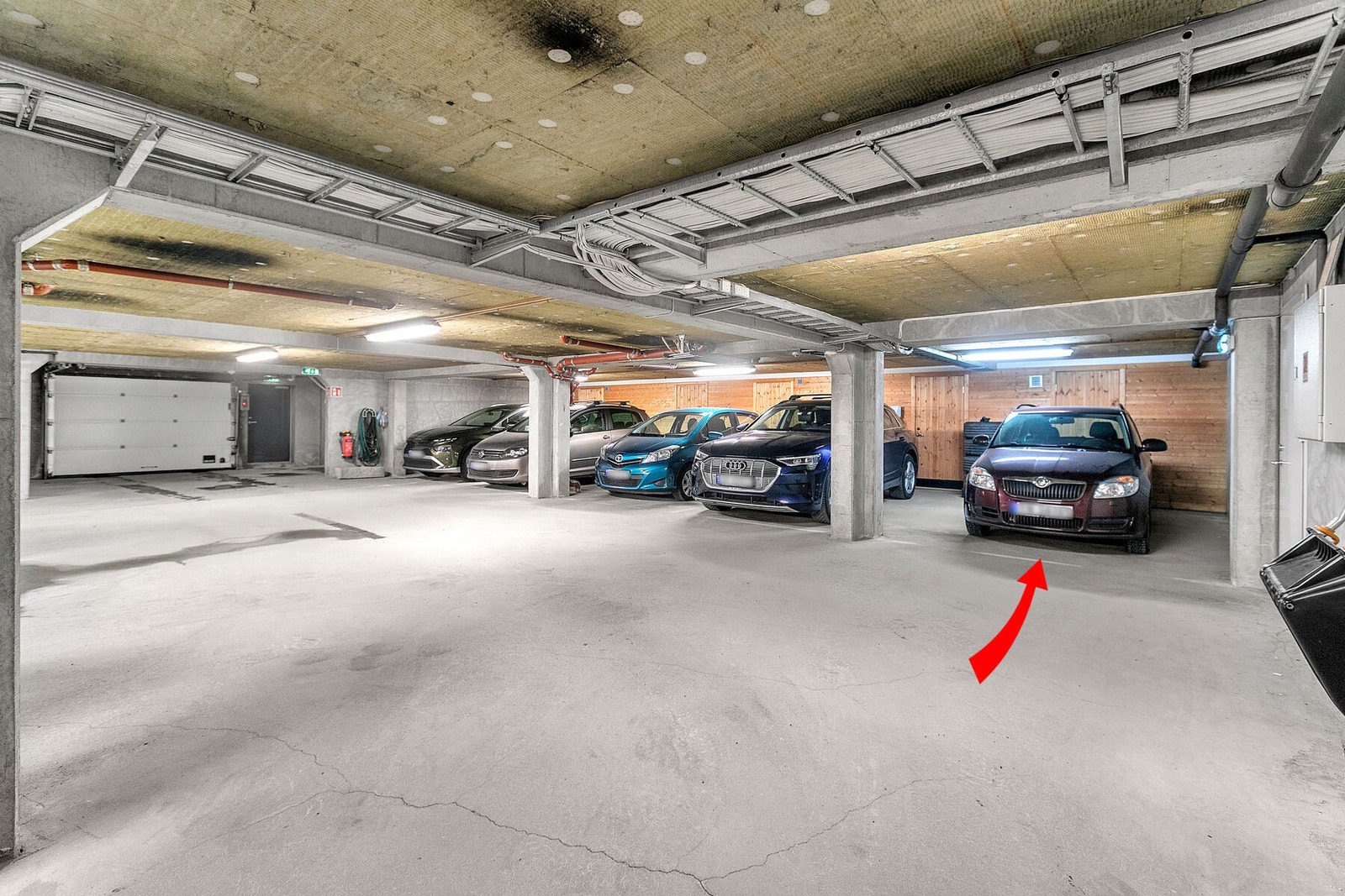 Parkering i felles parkeringsanlegg. Seksjonen disponerer også en sportsbod. Galleribilde