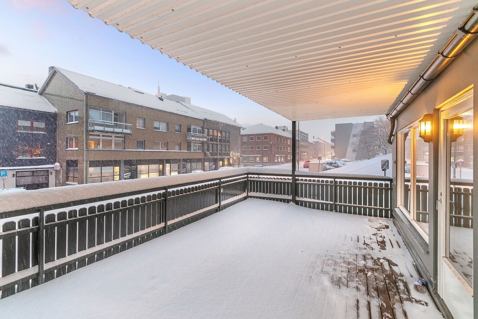 Stor og delvis overbygd terrasse Galleribilde