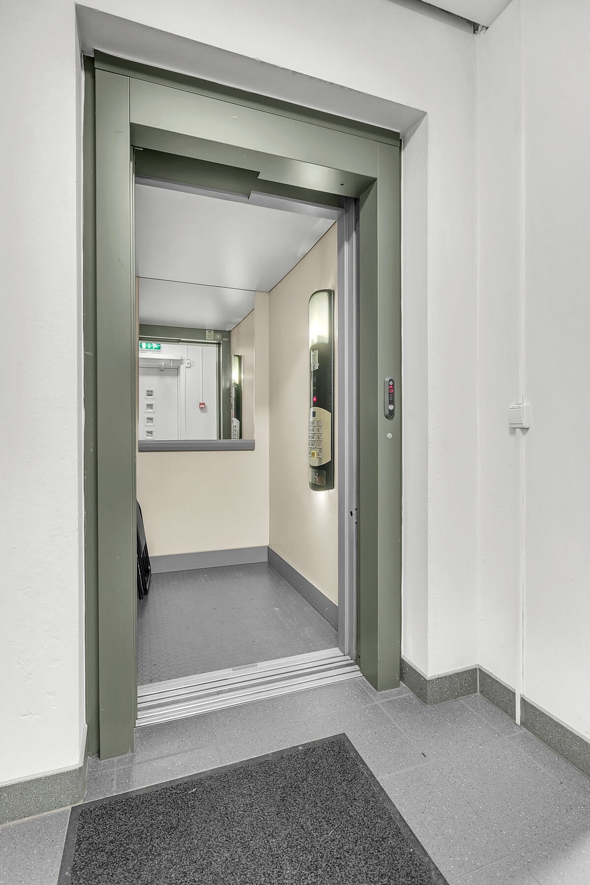 Heis fra etasje plan til parkeringanlegg Galleribilde