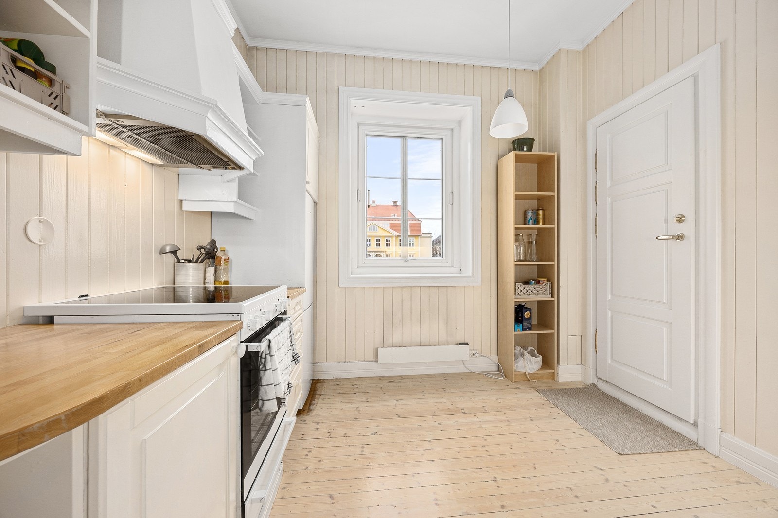 Romslig kjøkken med utgang til trappen som tar deg til bakgården Galleribilde