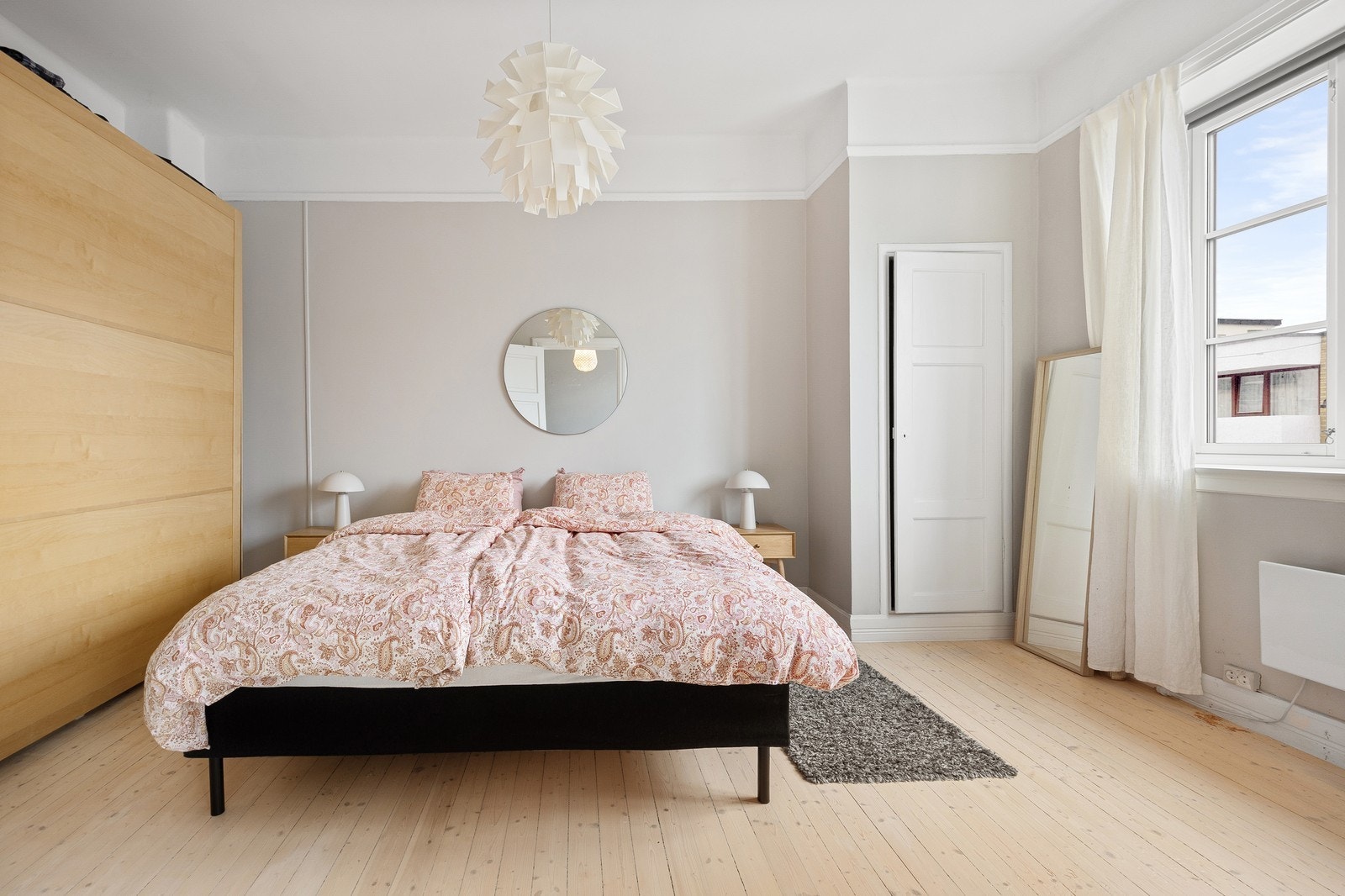 Soverommet er også romslig med både integrerte skap og en stor skyvedørsgarderobe. Galleribilde