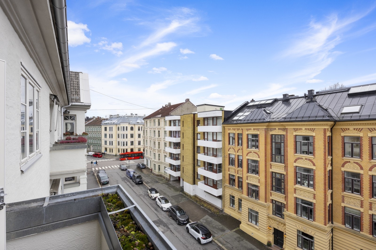 Særdeles attraktiv beliggenhet med gangavstad til kollektivtraffik og "alt" av servicetilbud. Galleribilde