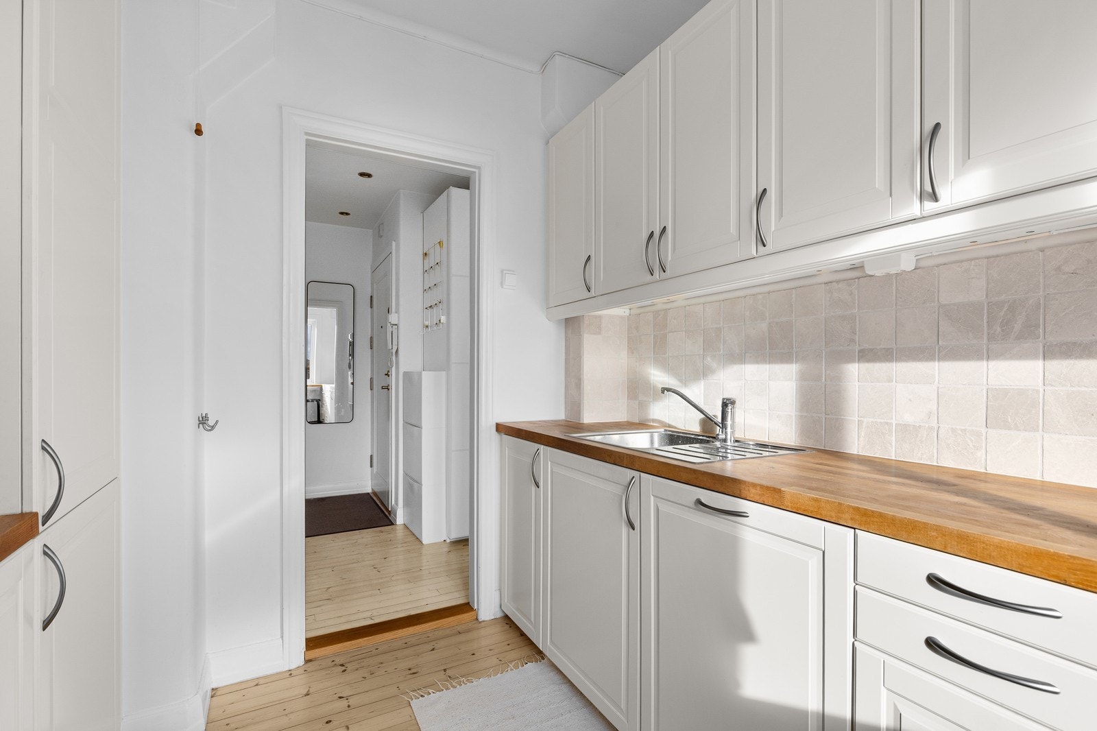 Det er rikelig med benke- og skapplass på kjøkkenet. Galleribilde