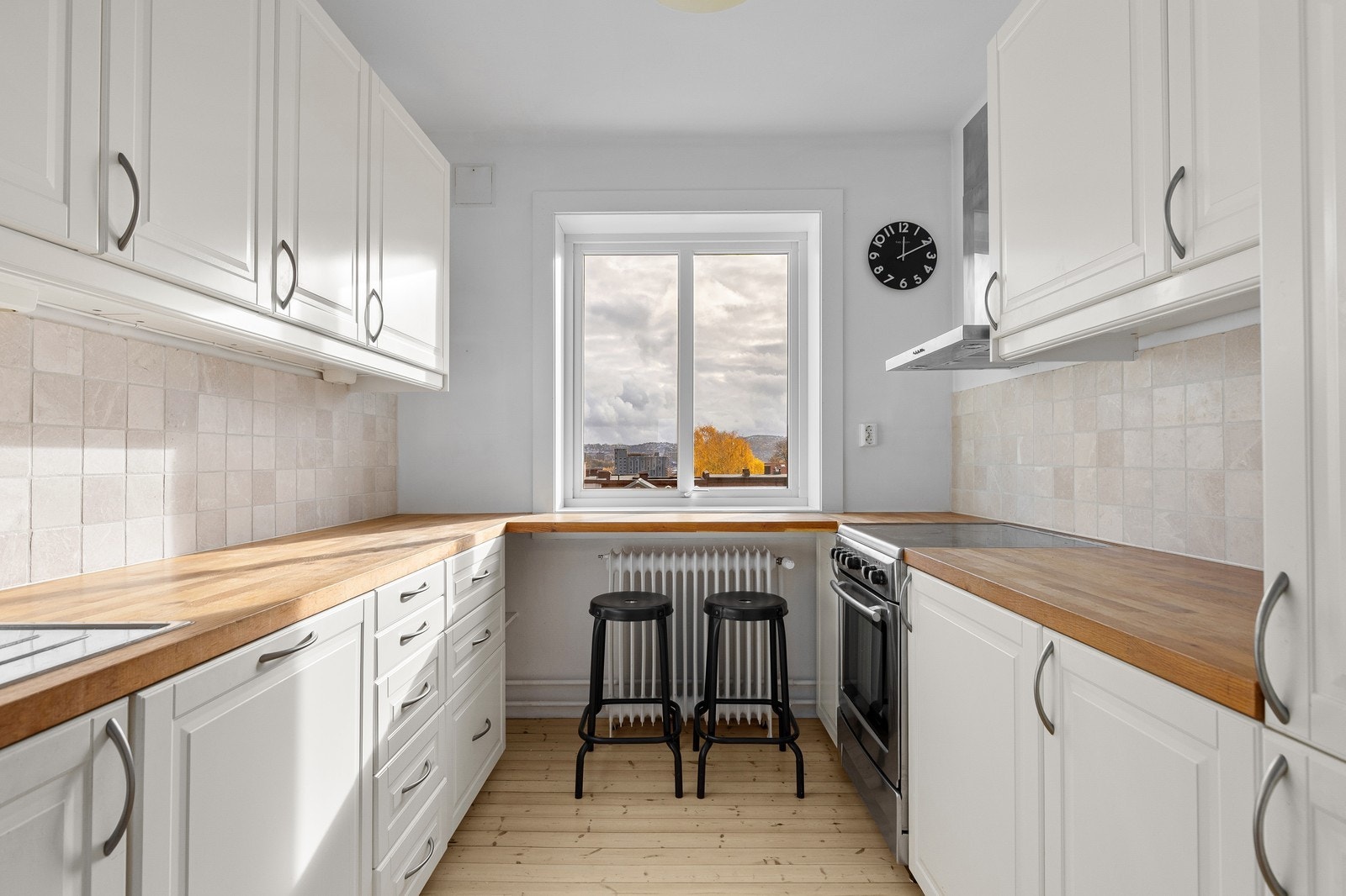 Separat kjøkken har integrerte hvitevarer. Galleribilde