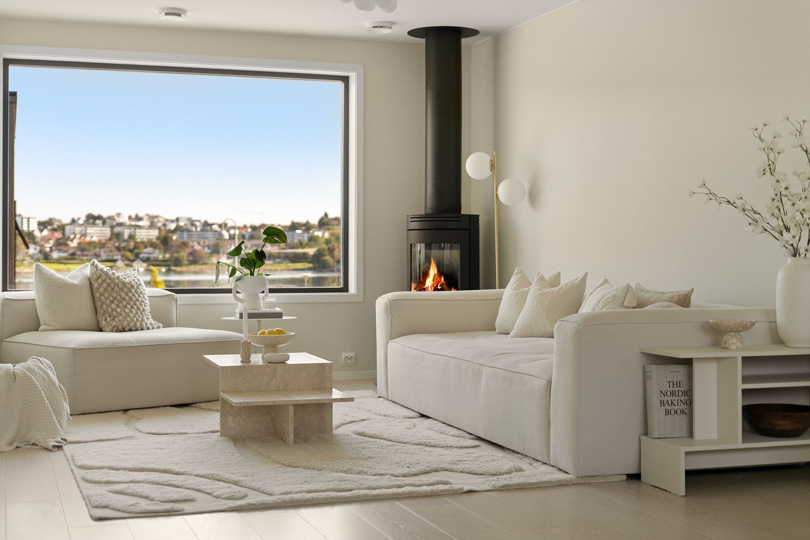 Lys og luftig stue med lyse farger. Galleribilde