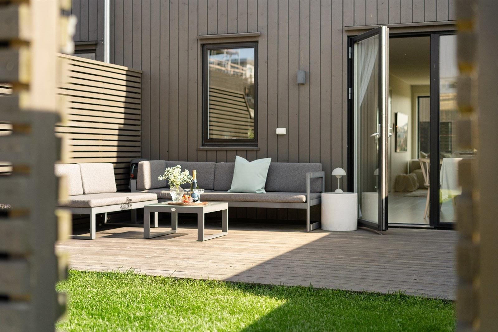 Det er stor markterrasse hvor man kan ha sittegruppe. Galleribilde