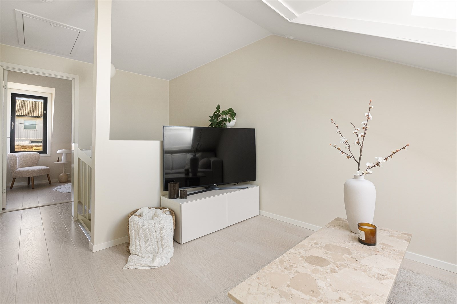 Det er en luftig loftstue hvor det er god plass for sittegruppe med en tv-krok. Galleribilde