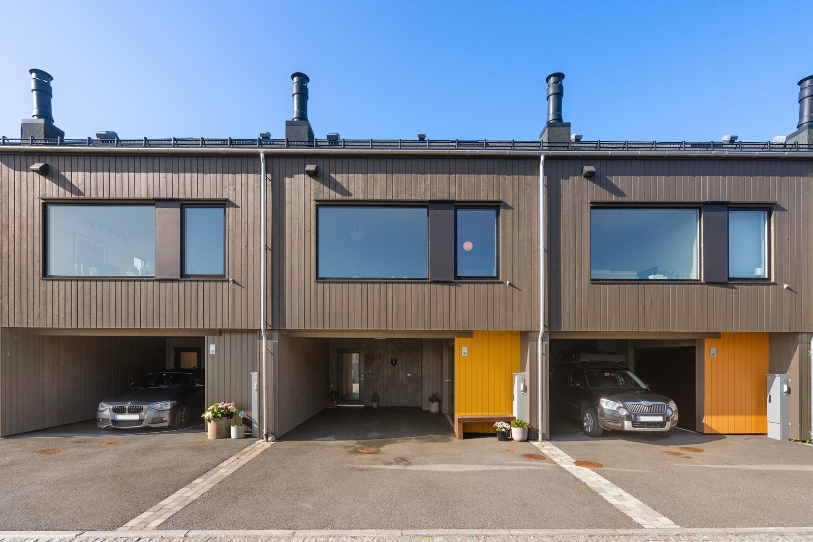 Fasade fra fremsiden. Her er det god parkering i carport. Galleribilde