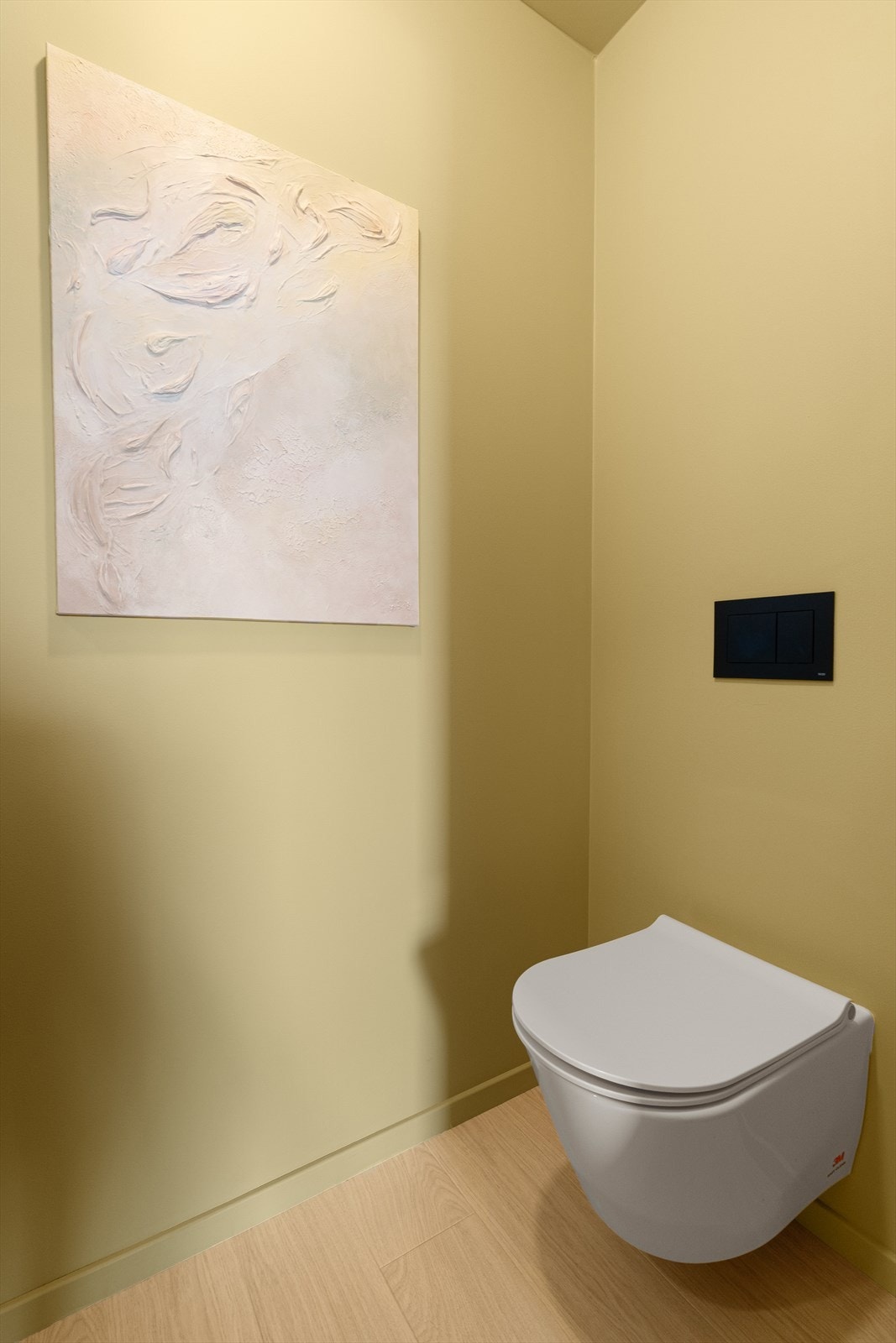 Vegghengt toalett og servant. Galleribilde