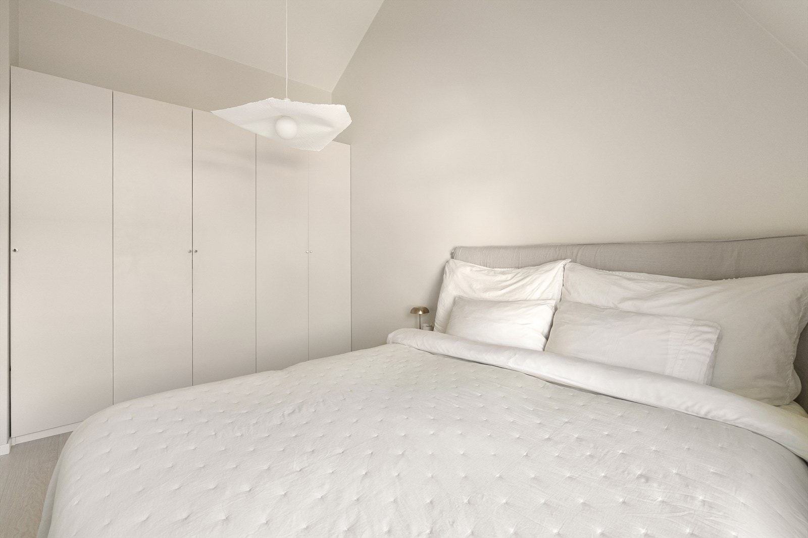 Hovedsoverommet err meget romslig med god plass for tøy i garderobeskap. Galleribilde