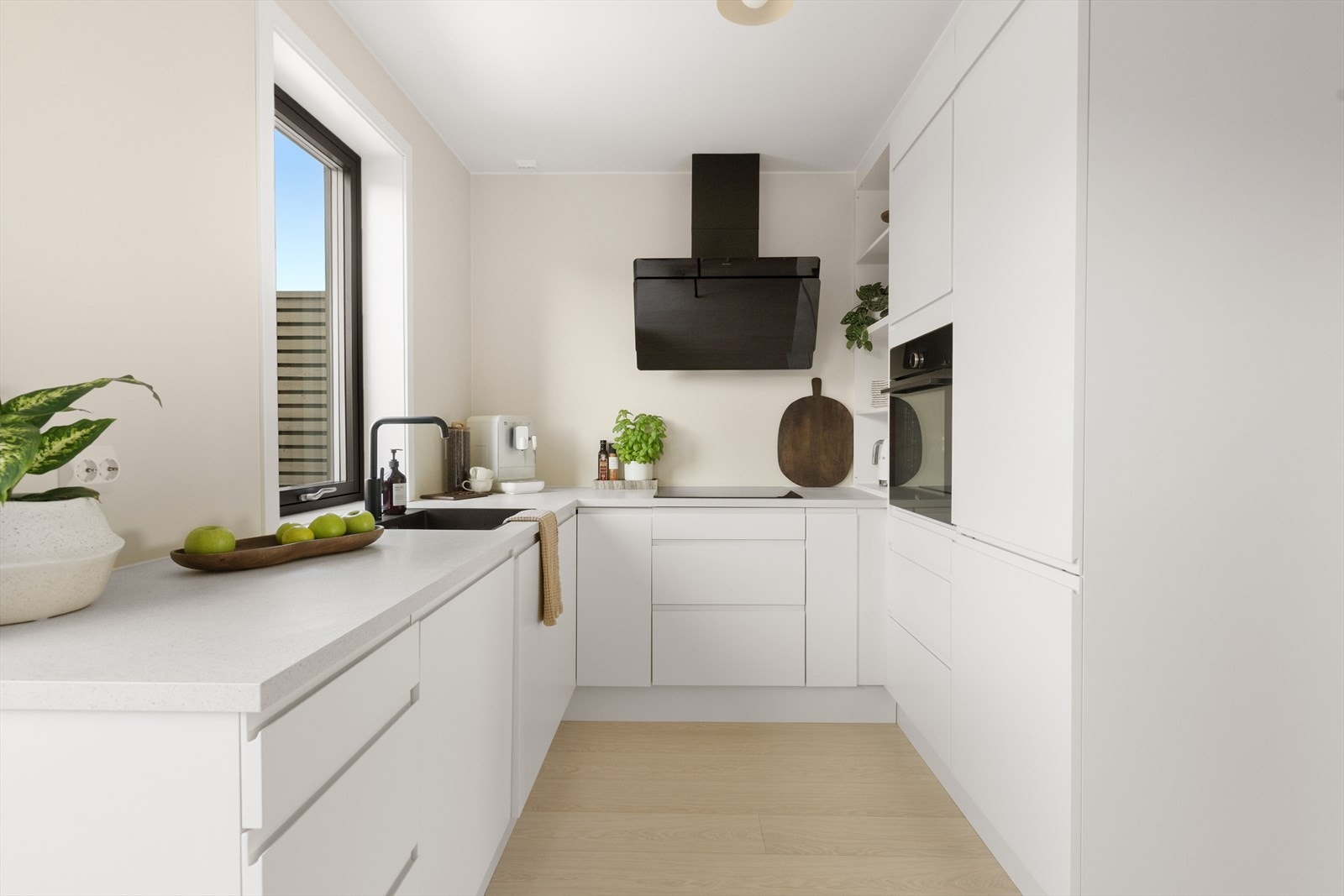 Integrerte hvitevarer medfølger som stekeovn, platetopp, oppvaskmaskin og kjøleskap. Galleribilde