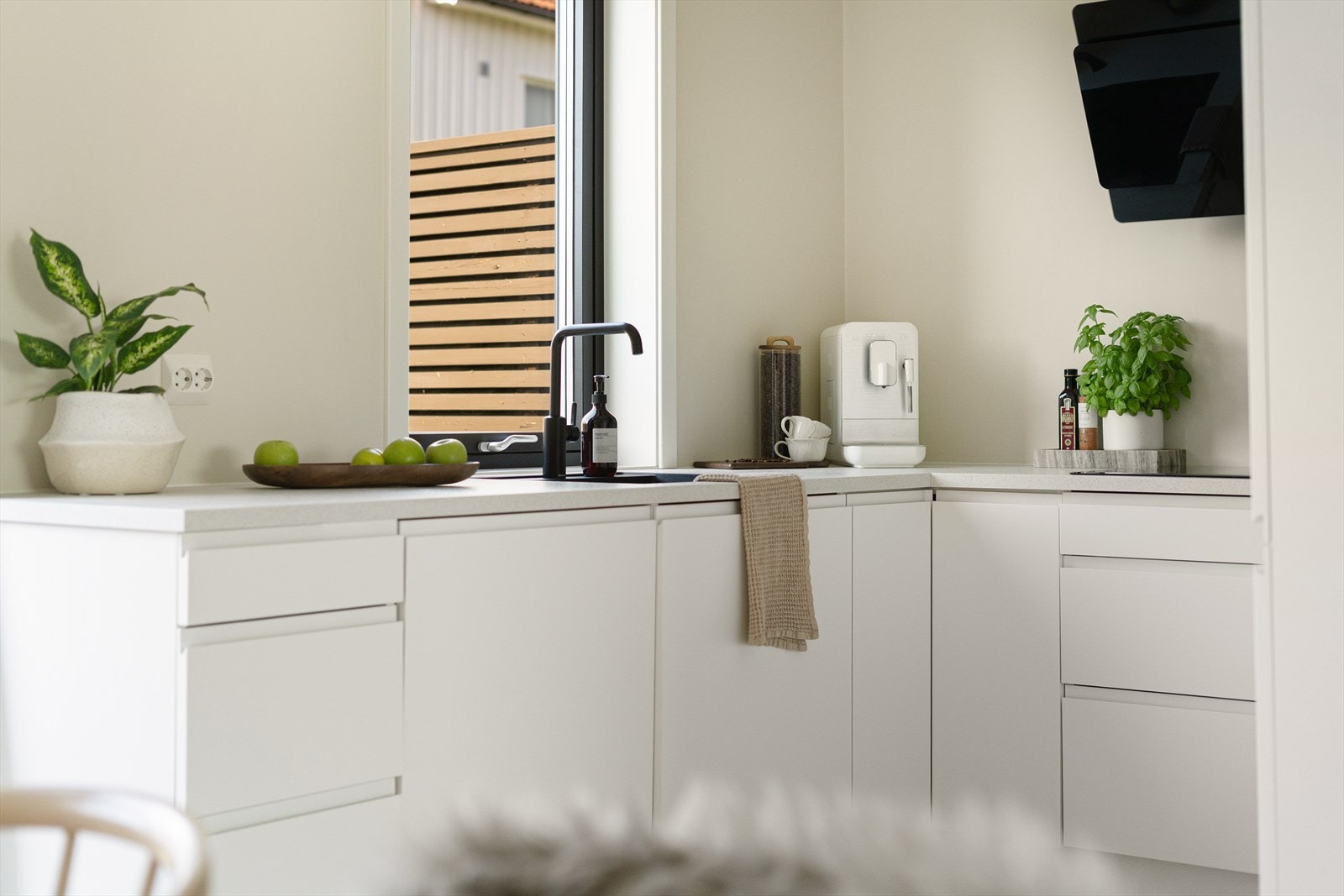 Tidløst kjøkken i hvit utførelse. Galleribilde