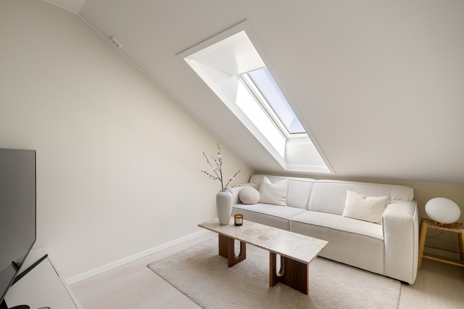 Det er veluxvindu som gir rikelig med naturlig lys. Galleribilde