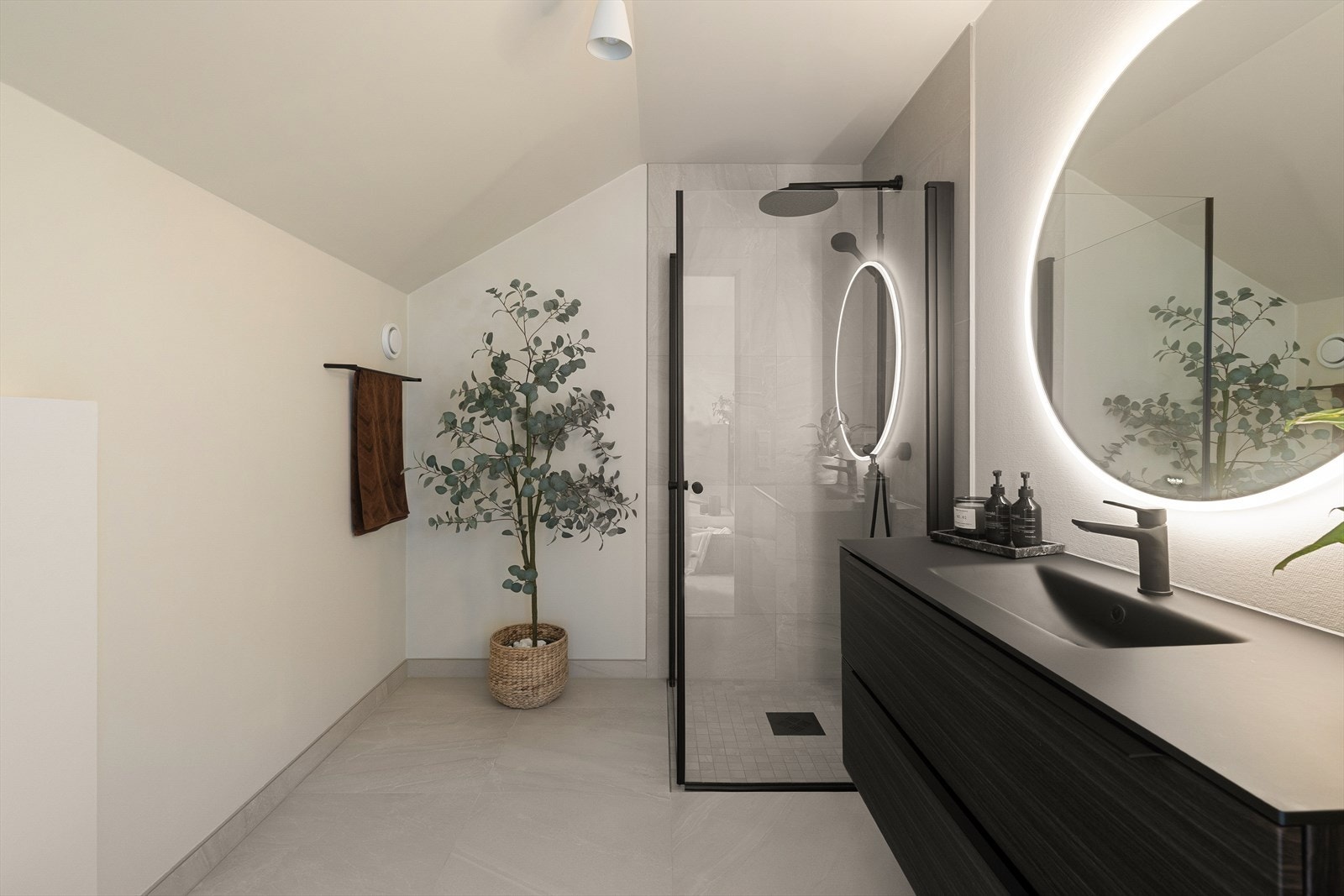 Innredningen består av seksjon med god lagring i skuffer, dusjnisje og vegghengt toalett. Galleribilde