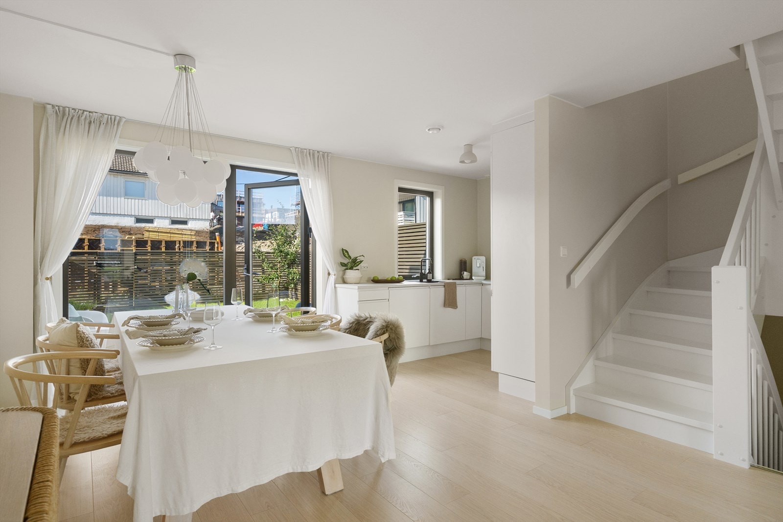 Praktisk åpen kjøkkenløsning mot stuen. Galleribilde