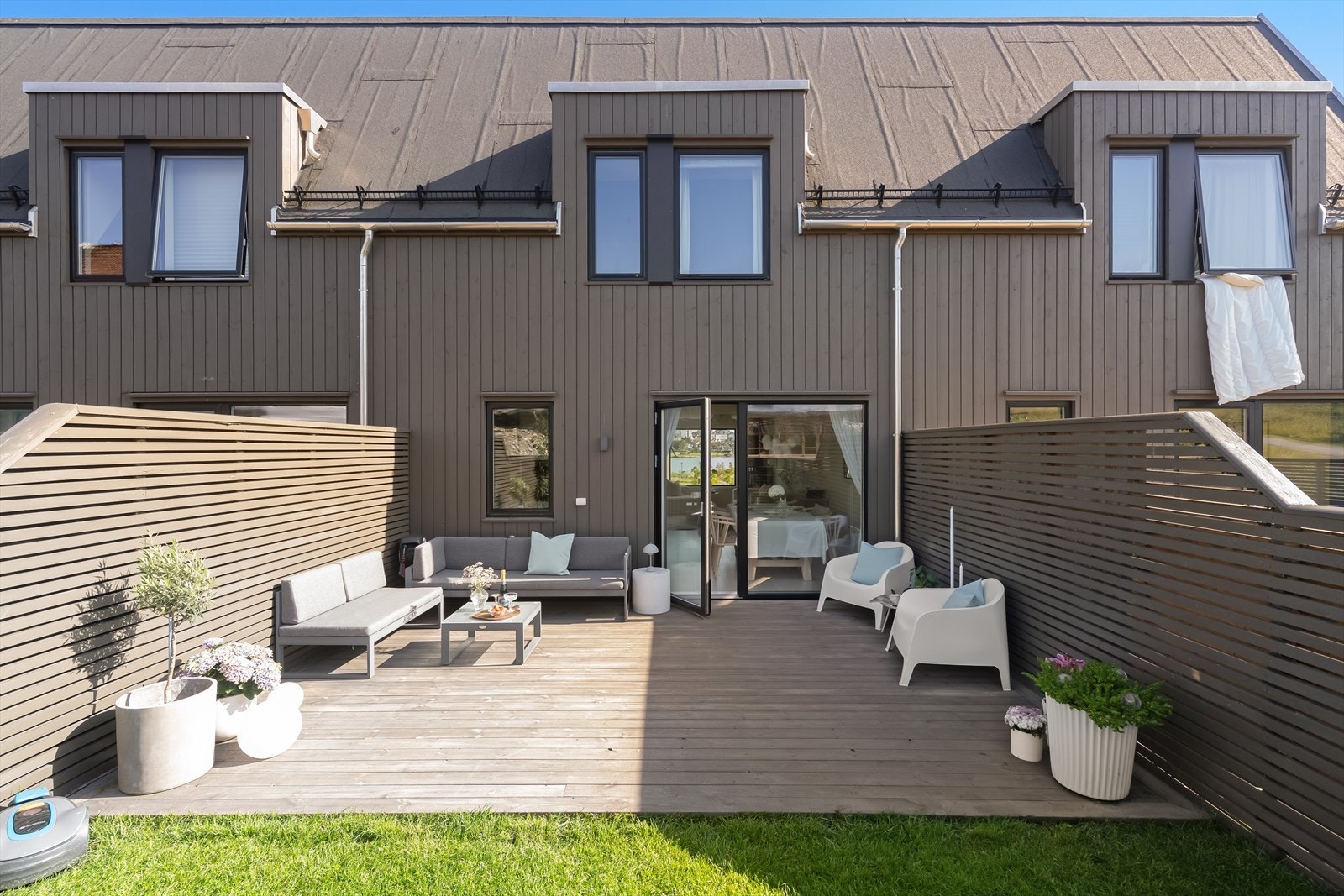 Boligen har flotte uteområder med utgang fra stuen og kjøkkenet som ligger i høy 1. etasje. Galleribilde