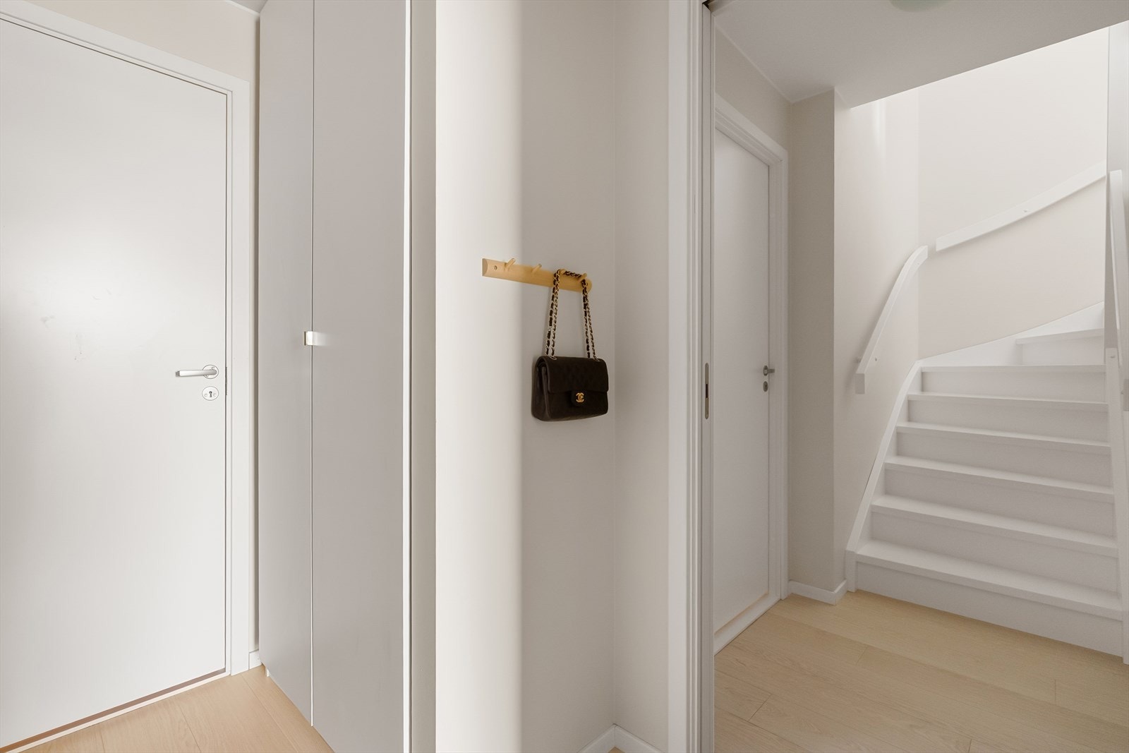 I tillegg til garderobeskap i mellomgangen er det god plass for lagring og oppbevaring i vaskerommet. Galleribilde